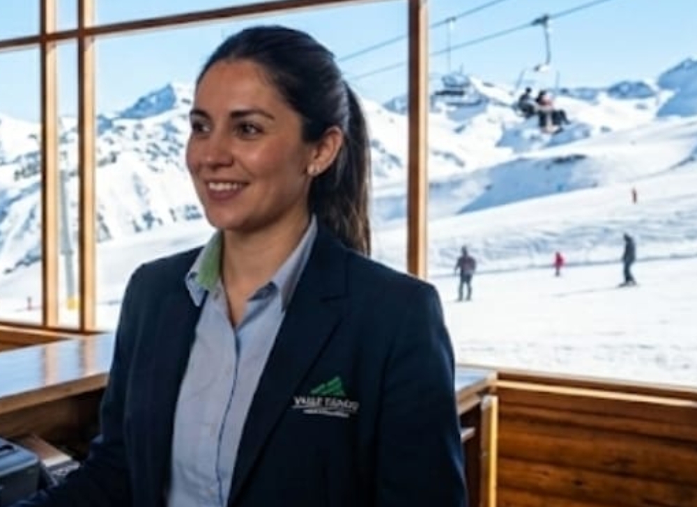Anfitrión de Experiencias en la Cumbre Recepcionista para la Temporada Invernal 2025 ​Santiago de Chile, Chile